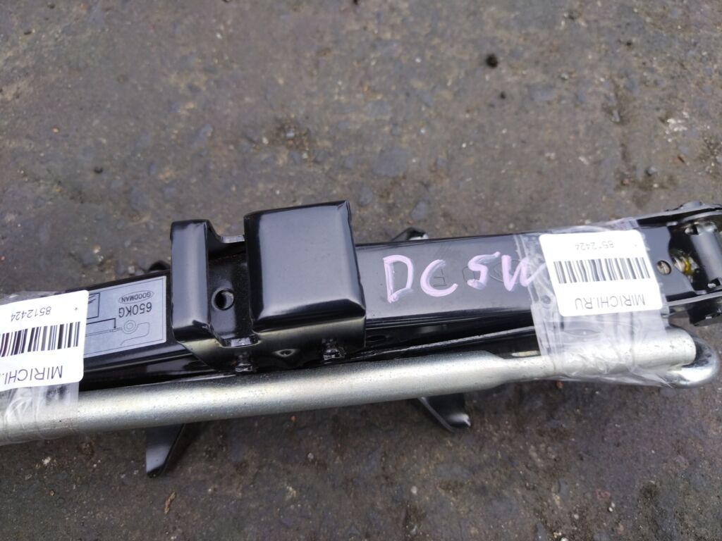 Домкрат на Mazda Verisa DC5W