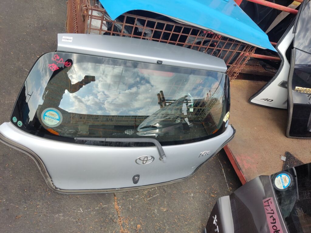 Дверь задняя на Toyota Vitz SCP10