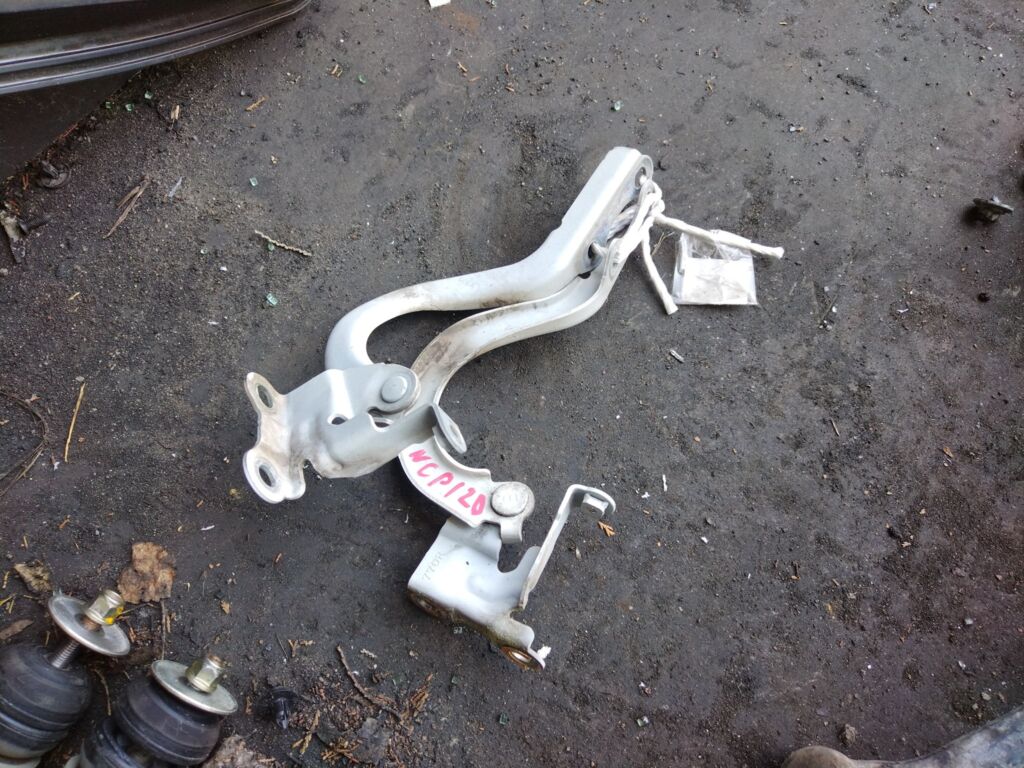 Крепление капота на Toyota Ractis NCP120
