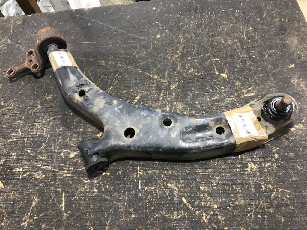 Рычаг на Nissan Sunny FB15 QG15DE 54501-4M400  54501-4M401  54501-4M410  54501-4M411  54501-4M500  54501-4M501  54501-WD000  54501-WD001  SH-49068  UQ-075-2579  UQ-075FL-QG10, Переднее Левое расположение