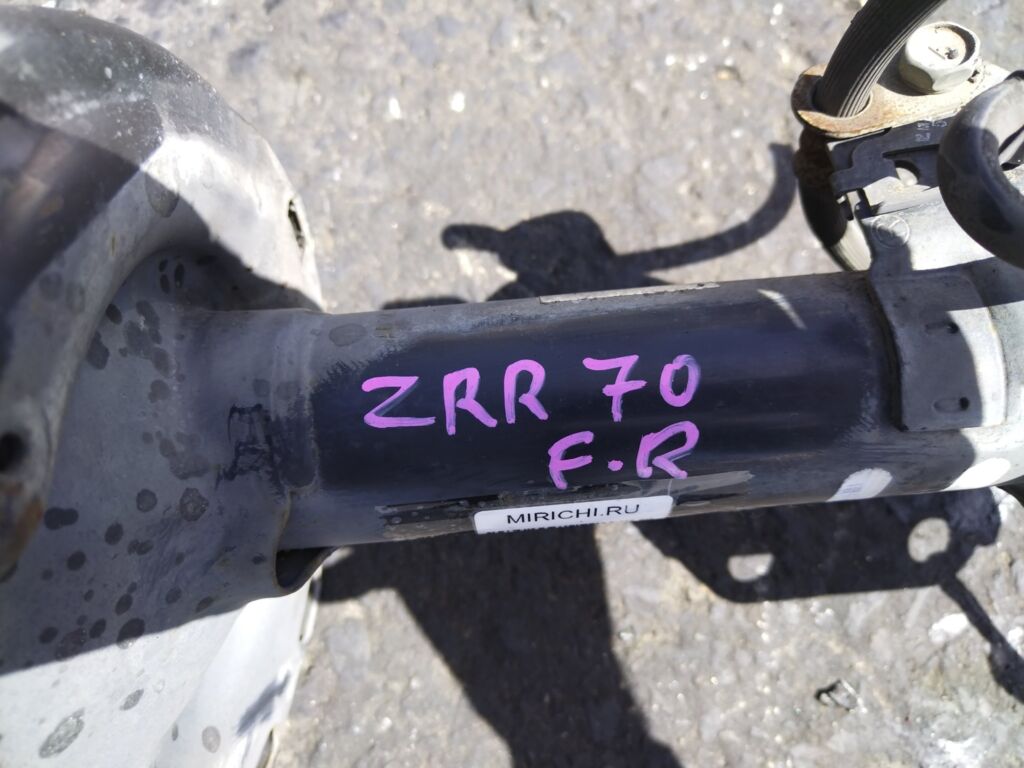 Стойка амортизатора на Toyota Voxy ZRR70G 3ZR-FAE, Переднее Правое расположение