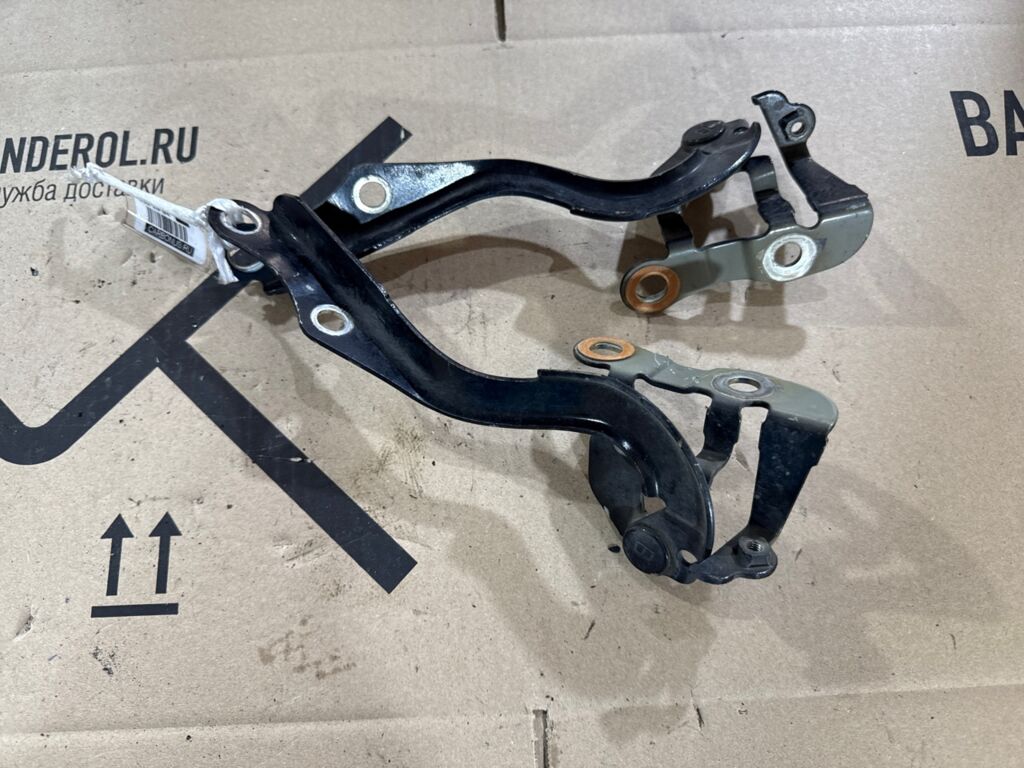 Крепление капота на Toyota Voxy ZRR70G