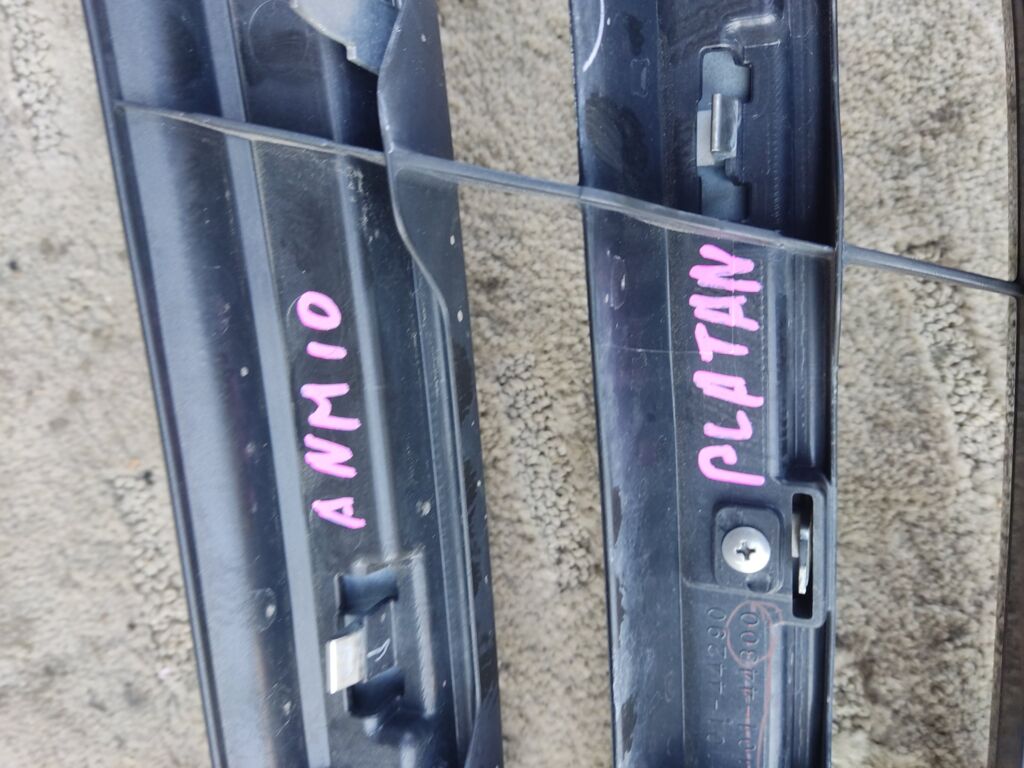Решетка радиатора на Toyota Isis ZGM11G 53101-44310