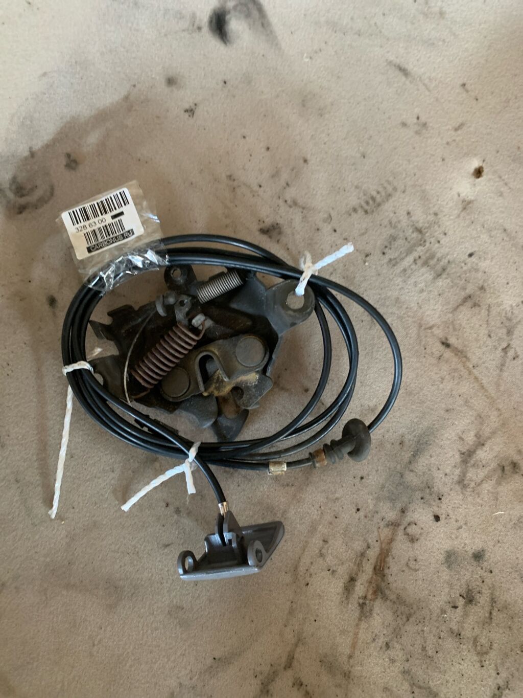 Тросик капота на Toyota Vitz SCP10