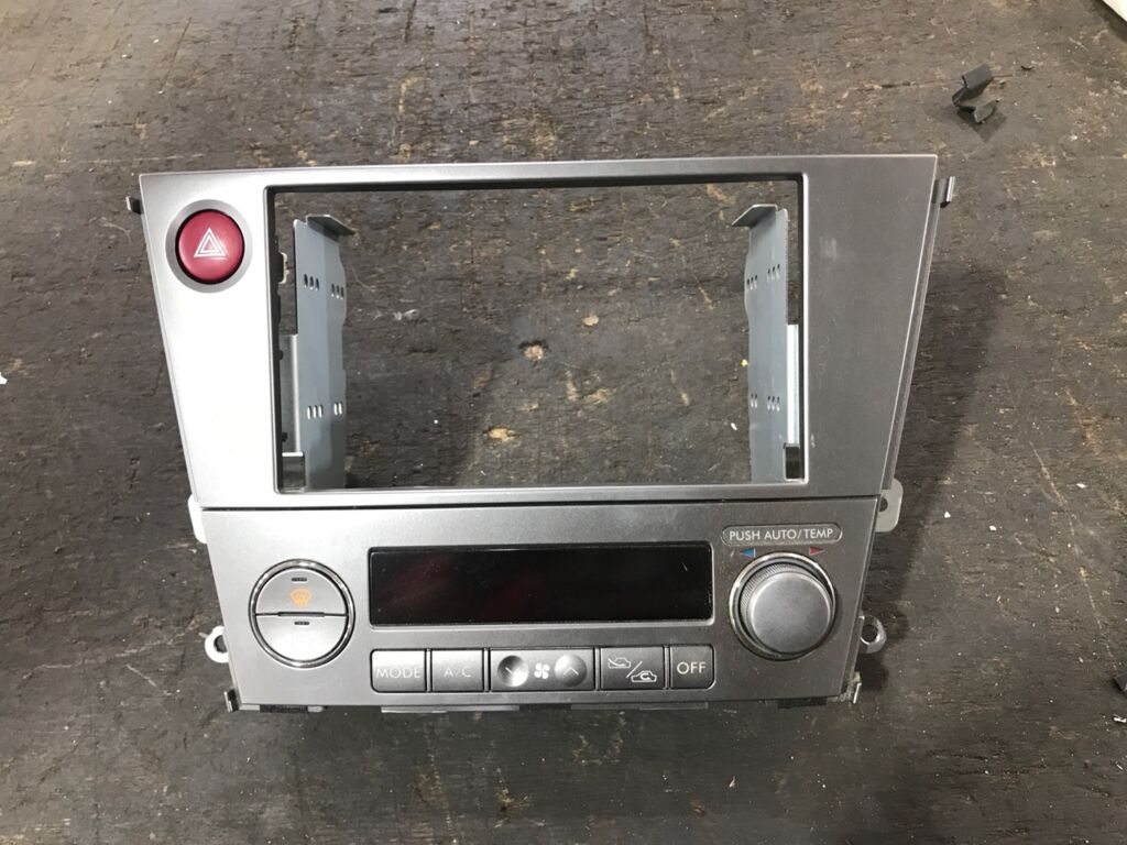 Блок управления климатконтроля на Subaru Legacy Wagon BP5 72311AG000