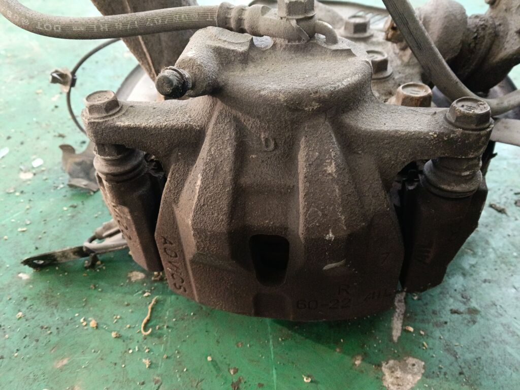 Суппорт на Toyota Corolla ZRE151L 1ZR-FE, Переднее Правое расположение