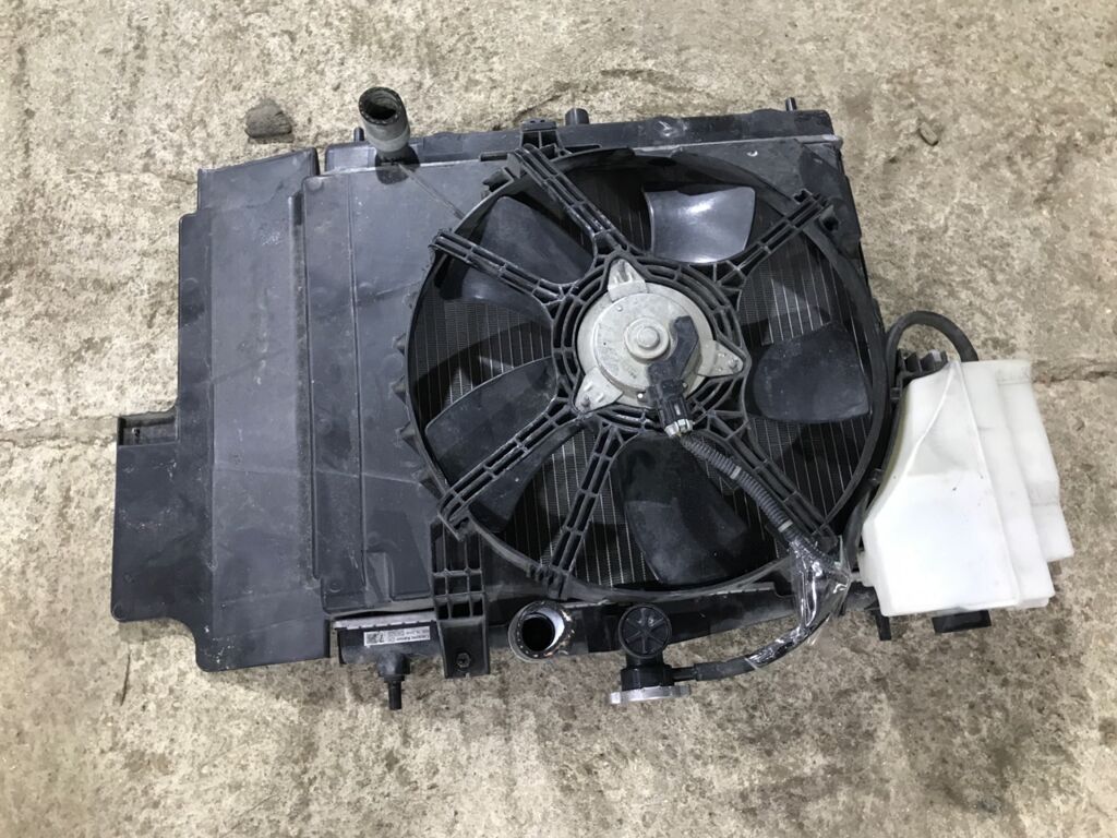Радиатор ДВС на Nissan Note E11 HR15DE