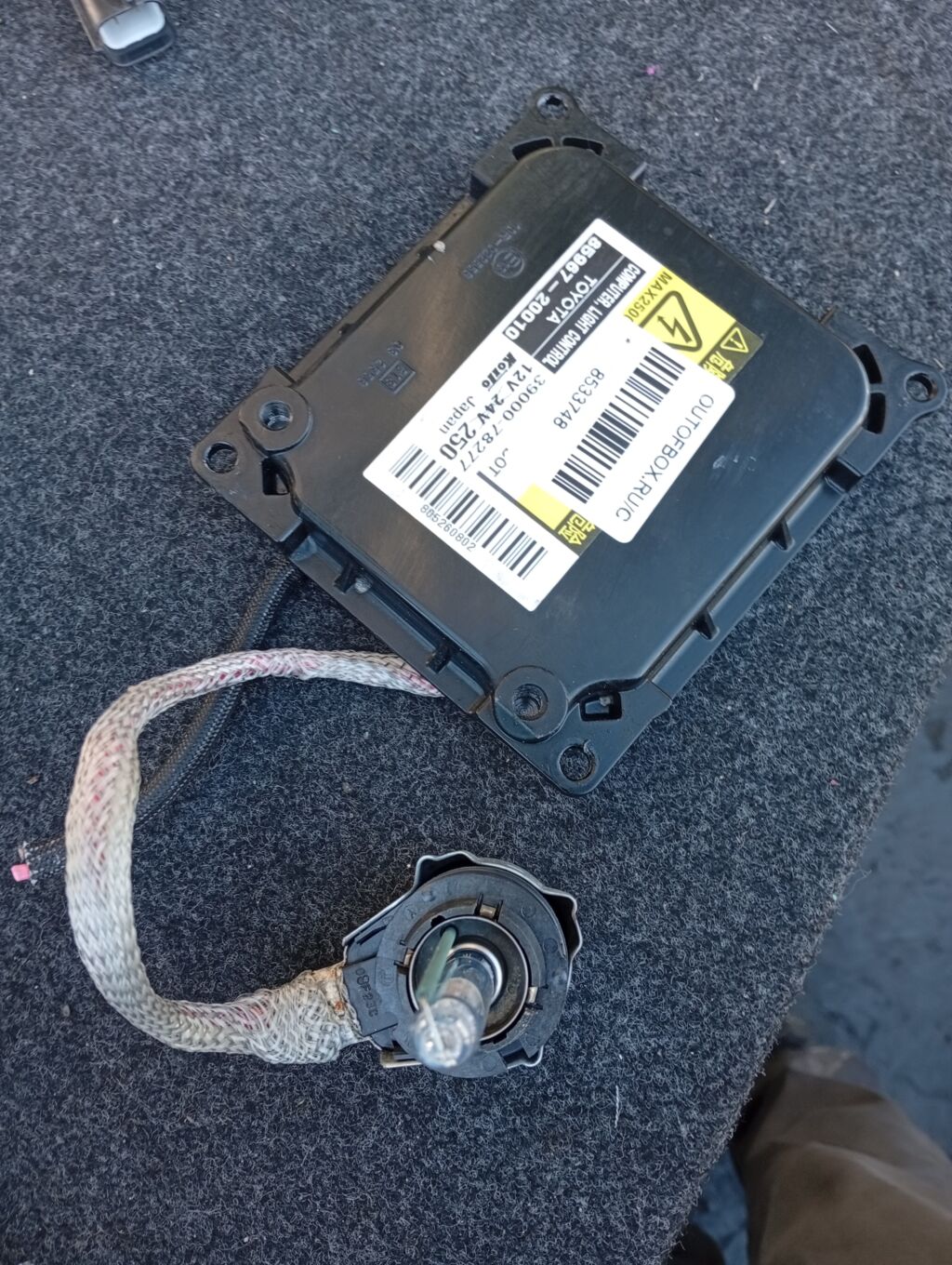 Блок розжига ксенона на Toyota Noah ZRR70G 85967-20010