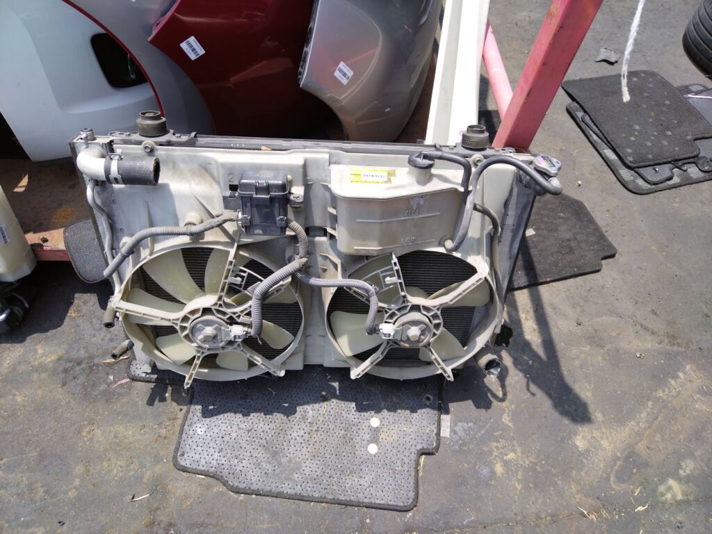 Радиатор ДВС на Toyota Alphard ANH10W 2AZ-FE