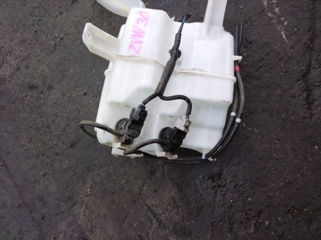 Бачок омывателя на Toyota Prius ZVW30