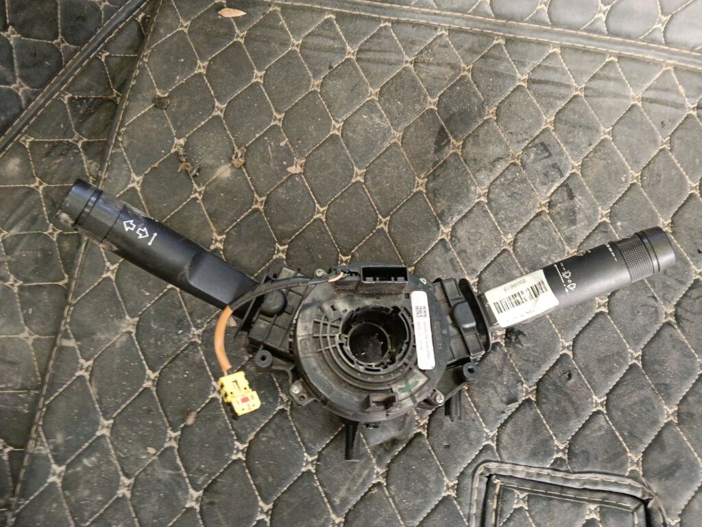 Переключатель поворотов на Chevrolet Aveo T300 95164179