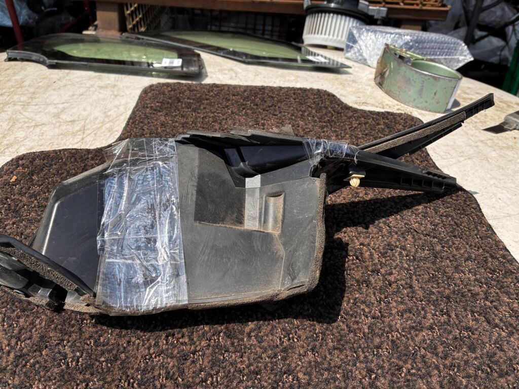 Решетка под лобовое стекло на Honda Fit GE6