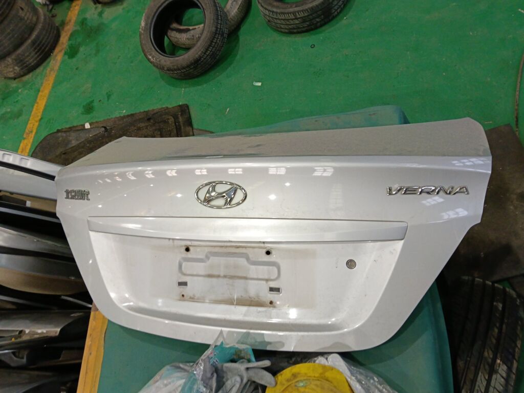 Крышка багажника на Hyundai Solaris RB