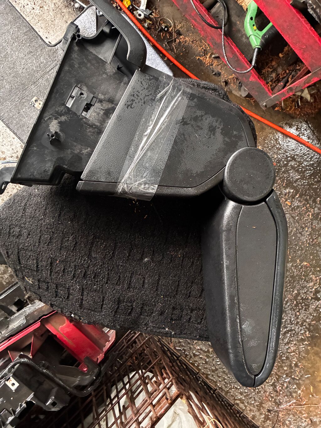 Подлокотник на Nissan Tiida C11, Переднее расположение