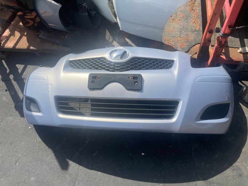 Бампер на Toyota Vitz KSP90 52119-52600, Переднее расположение