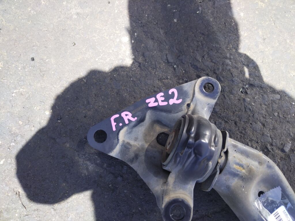 Рычаг на Honda Insight ZE2 LDA, Переднее Правое расположение