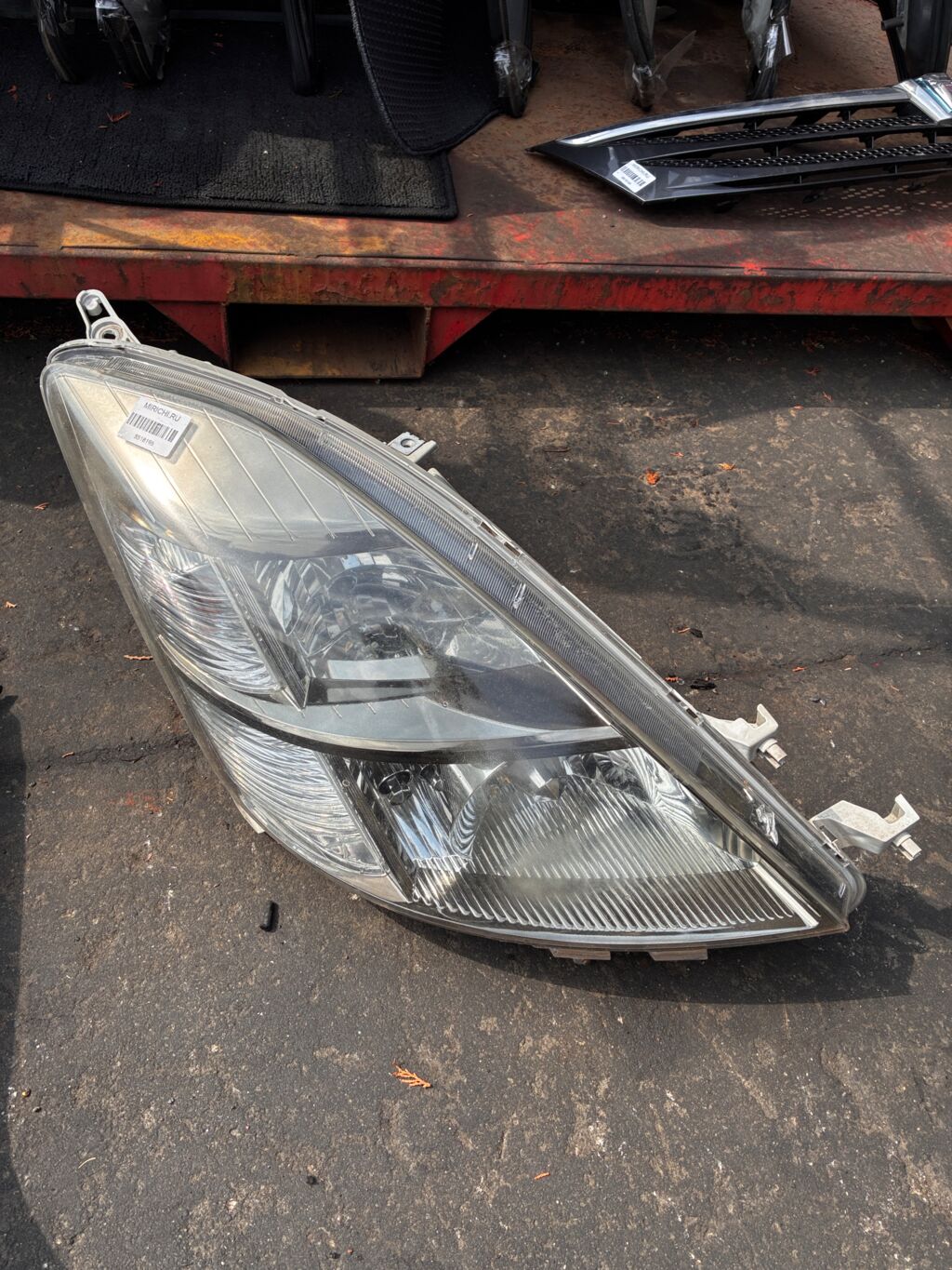 Фара на Toyota Isis ANM10G 44-61, Правое расположение