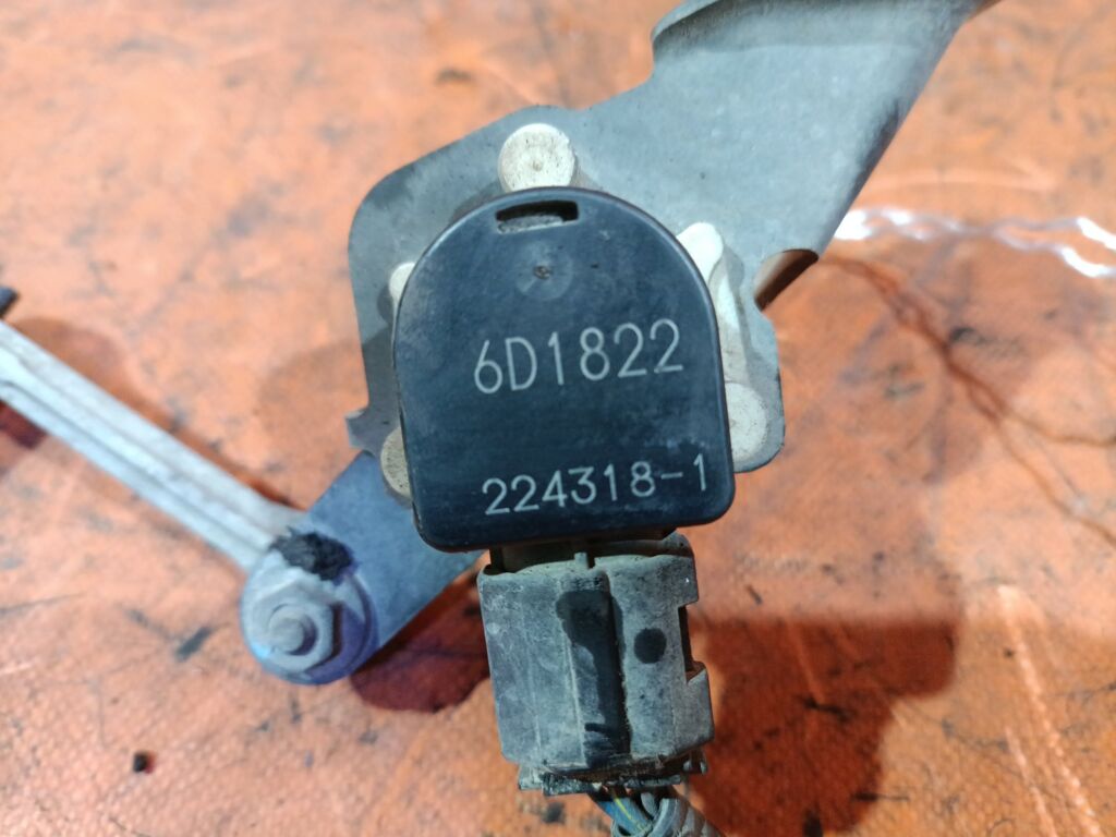 Датчик регулировки наклона фар на Suzuki Escudo TD54W J20A 38640-65J00, Переднее расположение
