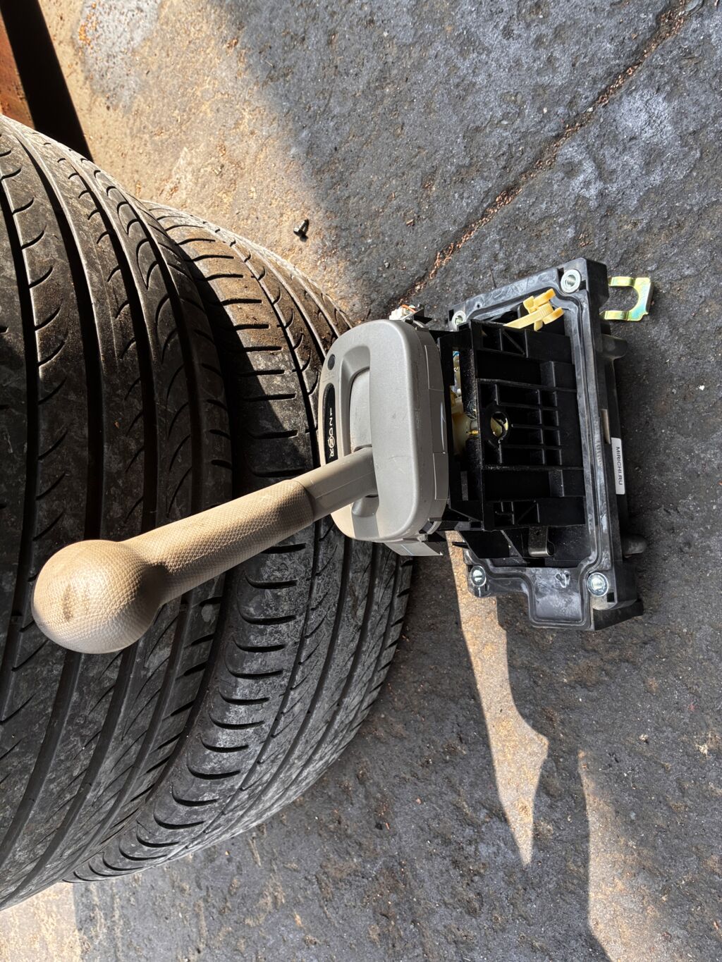 Ручка КПП на Nissan March AK12