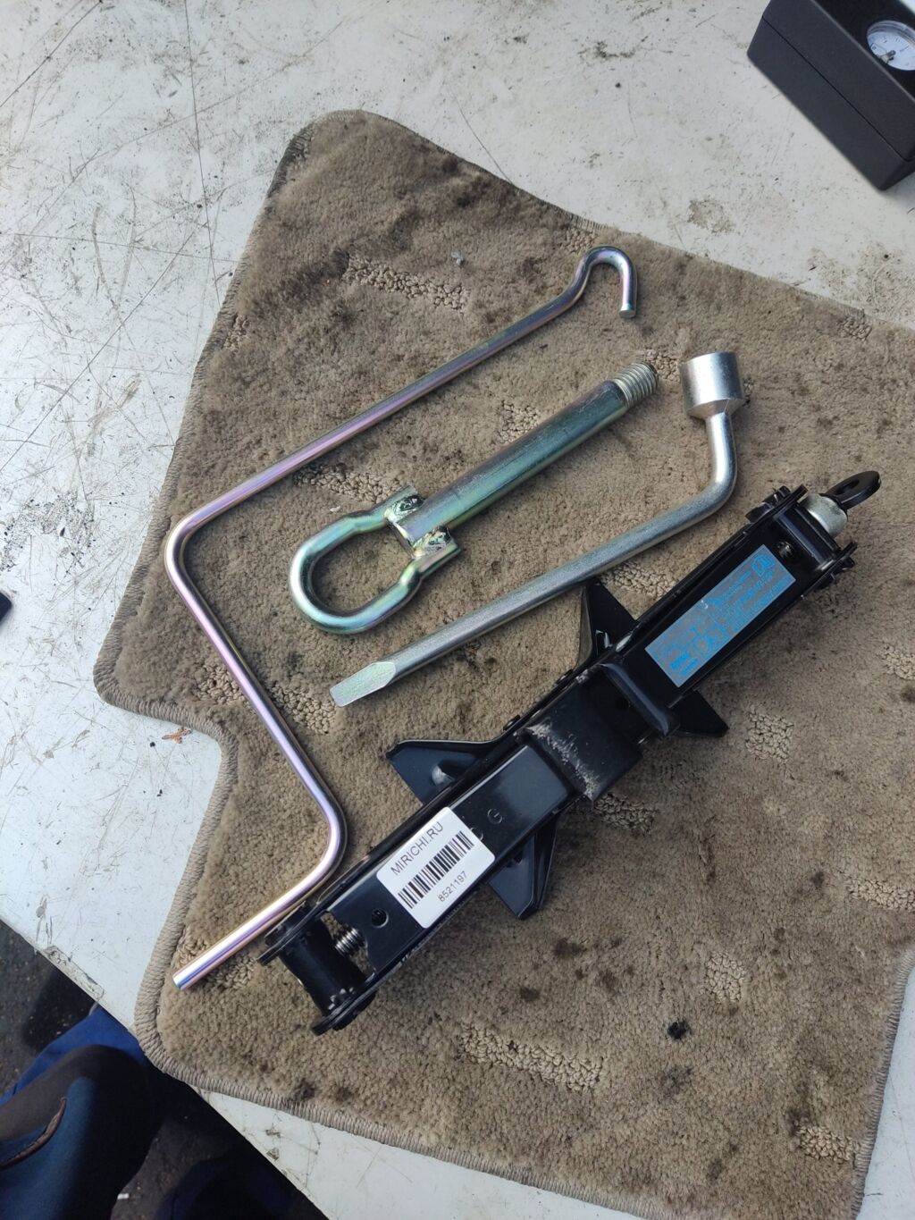 Домкрат на Mazda Axela BLEFP