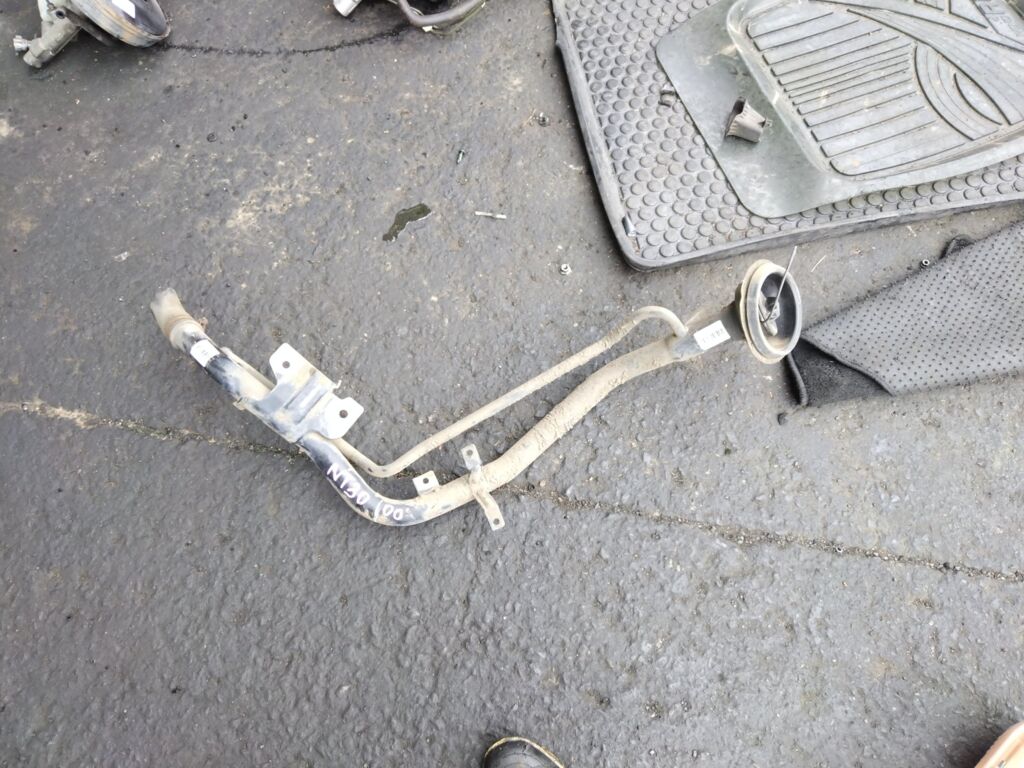 Заливная горловина топливного бака на Nissan X-Trail NT30 QR20DE