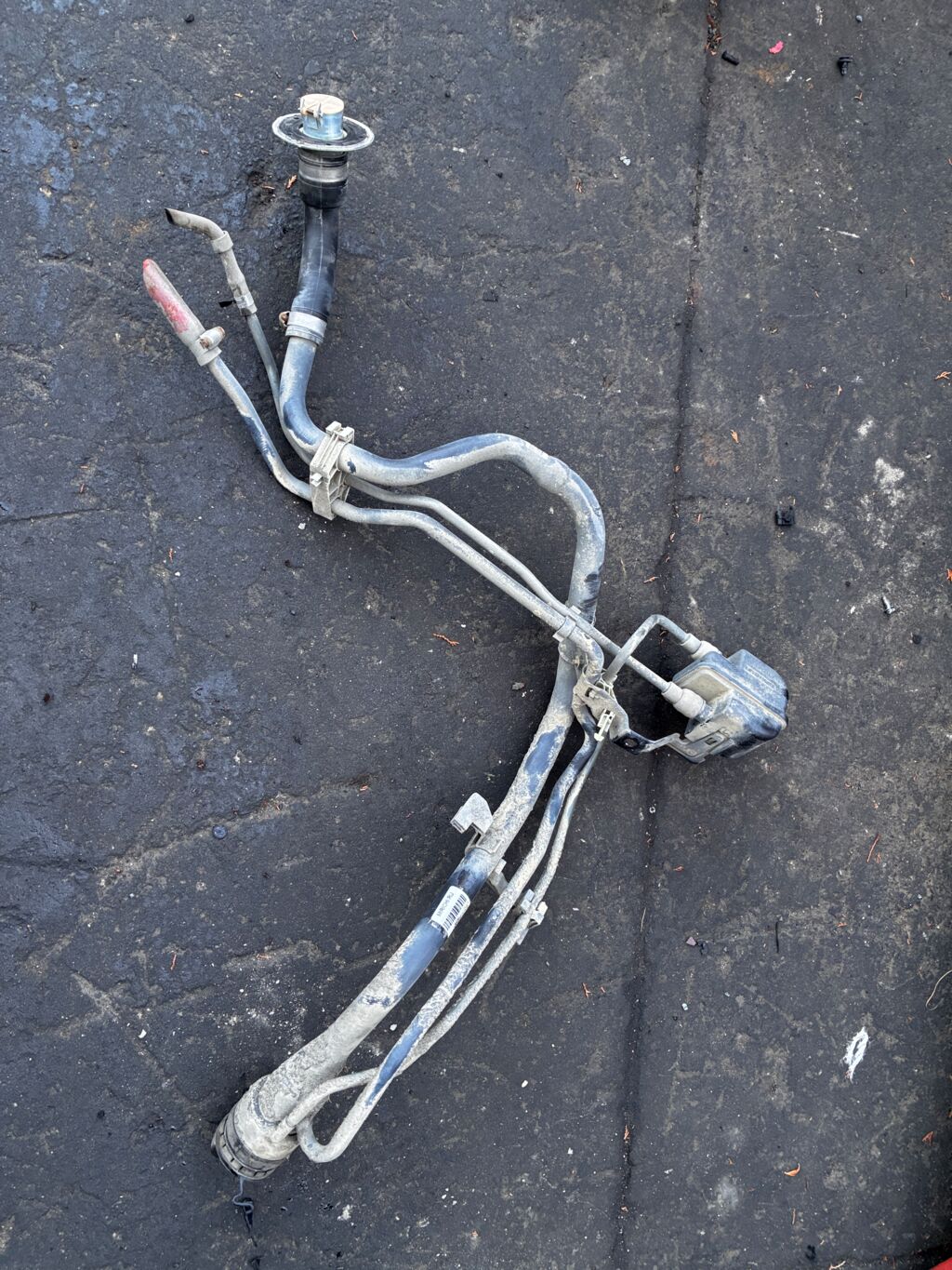 Заливная горловина топливного бака на Toyota Ractis NSP122 1NR-FKE