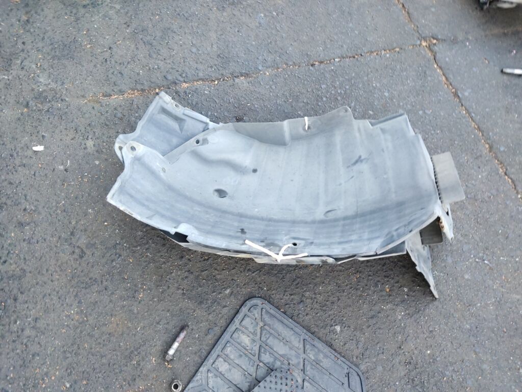 Подкрылок на Nissan Skyline V36 VQ25HR 63845-JK30A  63844-JK30A, Переднее Нижнее расположение