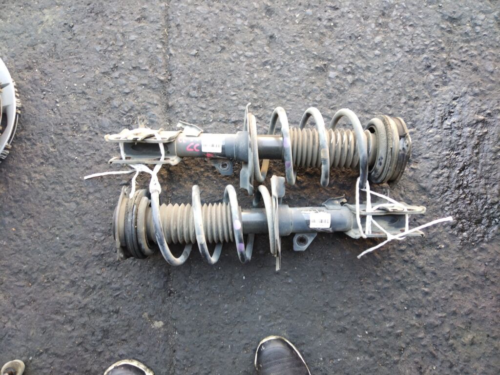 Стойка амортизатора на Nissan Serena CC25 MR20DE, Переднее расположение