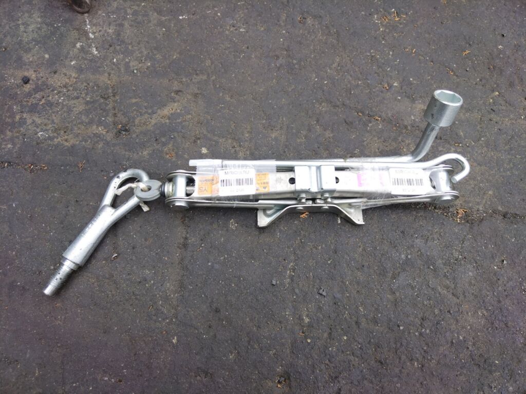 Домкрат на Nissan Note E11