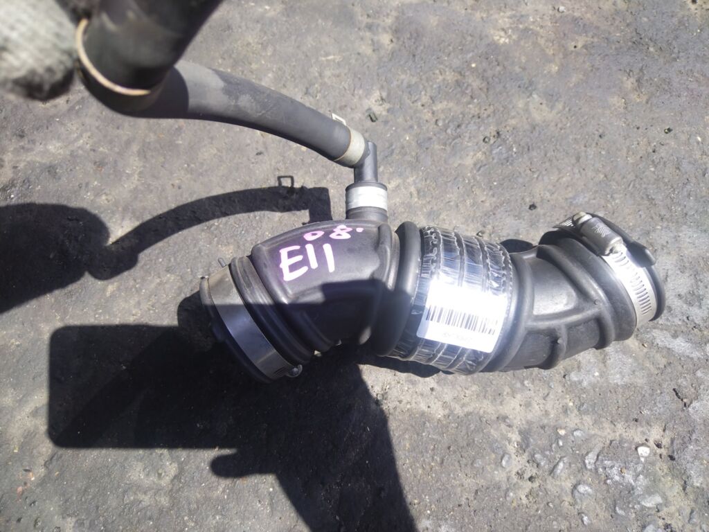 Патрубок воздушн.фильтра на Nissan Note E11 HR15DE 16578 ED000  16578 ED00A