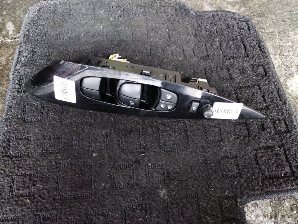 Блок упр-я стеклоподъемниками на Nissan Leaf AZE0 25401-3NC0C, Переднее Правое расположение