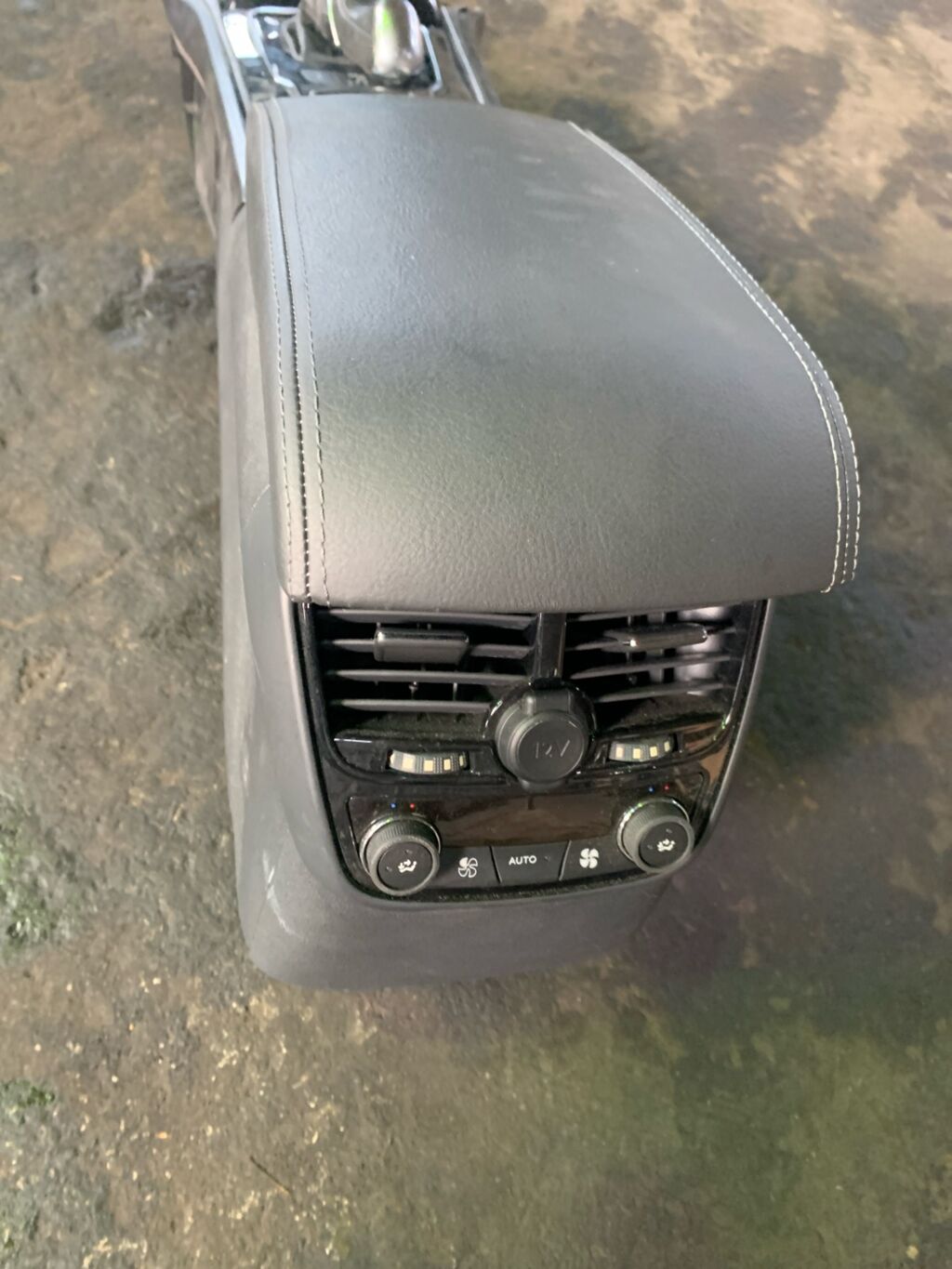 Подлокотник на Peugeot 508 VF38, Переднее расположение