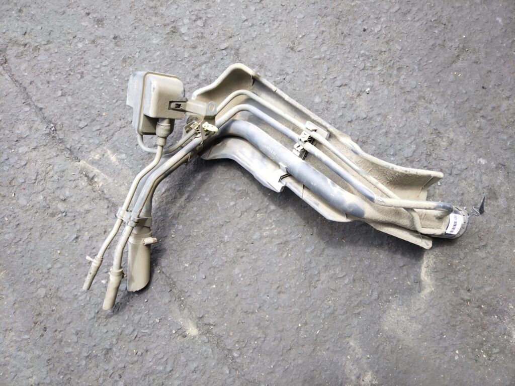 Заливная горловина топливного бака на Toyota Ractis NCP100 1NZ-FE