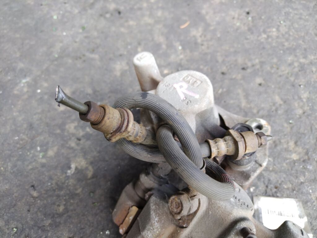 Суппорт на Toyota Wish ZNE10G 1ZZ-FE, Заднее расположение