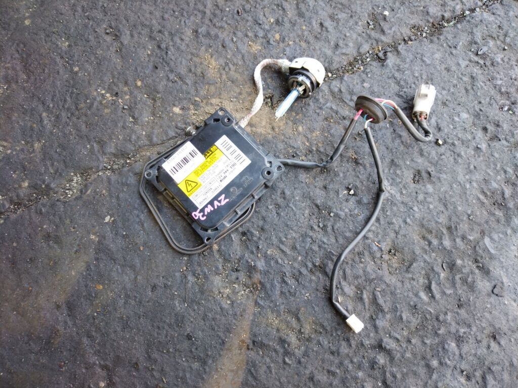 Блок розжига ксенона на Toyota Prius ZVW30 85967-33031