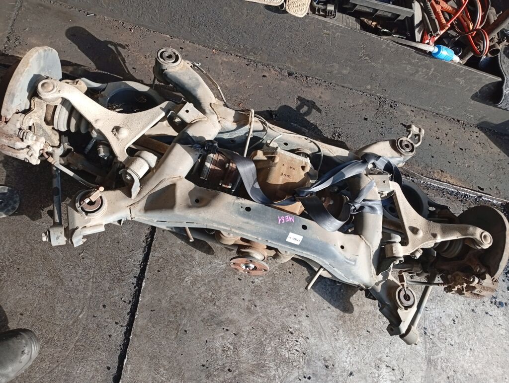 Балка подвески на Nissan Elgrand ME51 VQ25DE, Заднее расположение