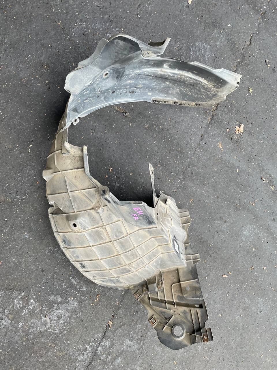 Подкрылок на Nissan Note E11 HR15DE 63840-1U600  212630  2711FP1  2711FP1T  63840-8Y20A  63840-9U000  63840-9U20A  63840-9U20B  638429U000  8400-618  915.NS11115R  974592  DS11174AR  DT501016L0R00  FP 5013 388  NNNOT06-300-R  NNNOT06300R  NNNOT06301R  PDS11174AR  ST-DTE1-016L-1, Переднее Правое расположение