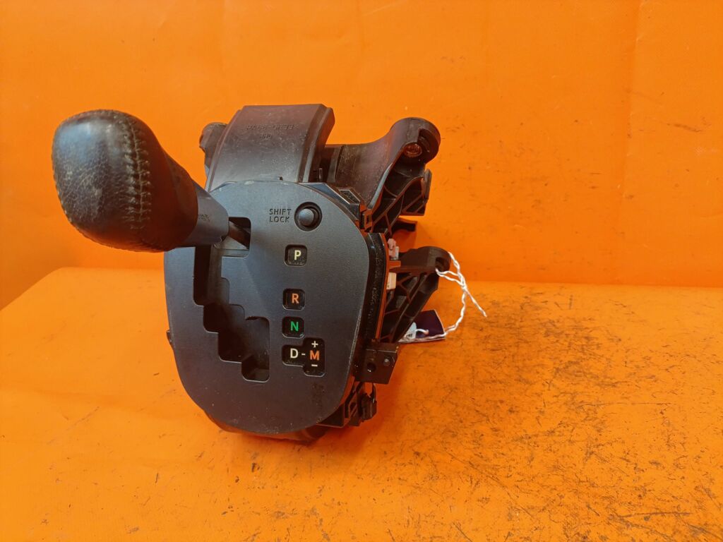 Ручка КПП на Toyota Ractis NCP120