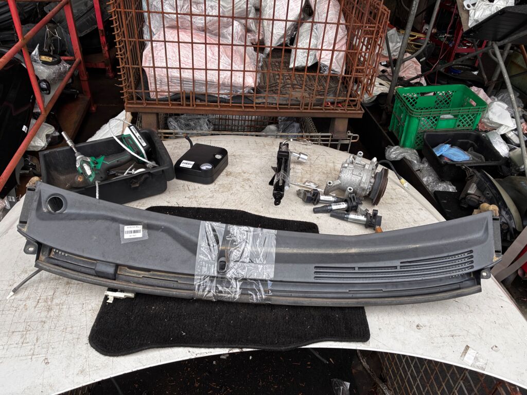 Решетка под лобовое стекло на Toyota Pixis Epoch LA300A 55708-B2060