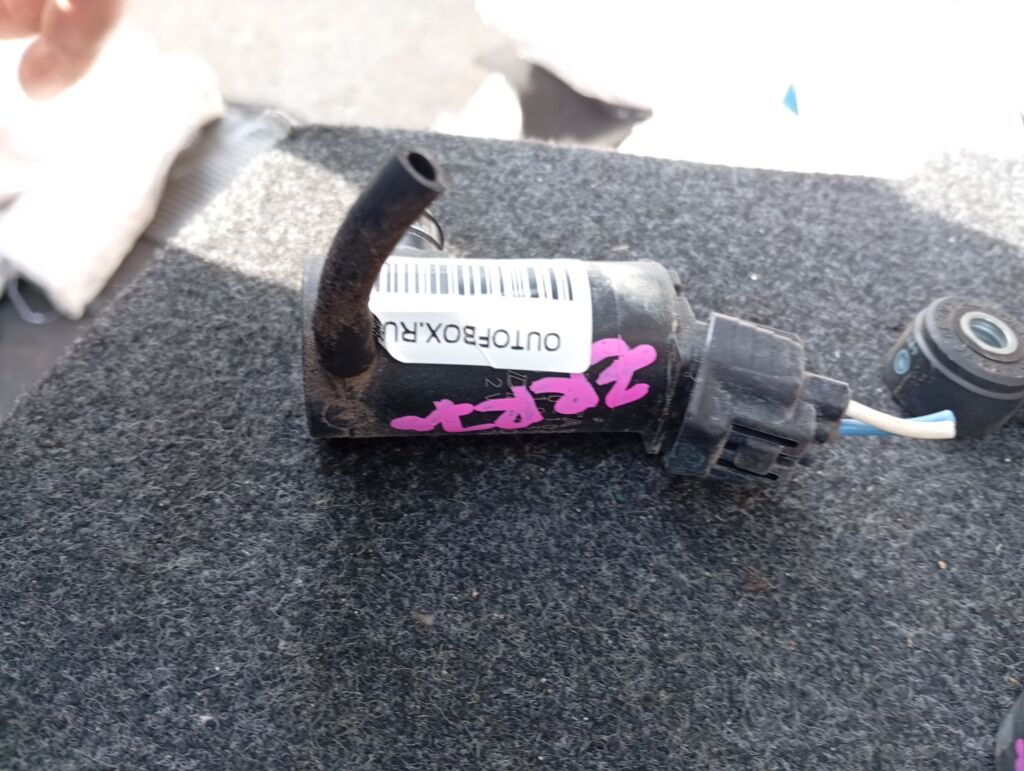 Насос омывателя стекла 85330-10280 на Toyota Voxy ZRR70G 3ZR-FAE Фото 2