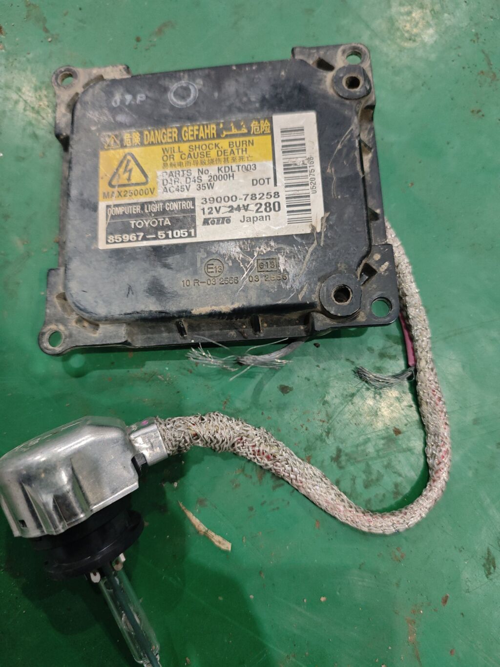 Блок розжига ксенона на Toyota Camry ACV40 85967-51051
