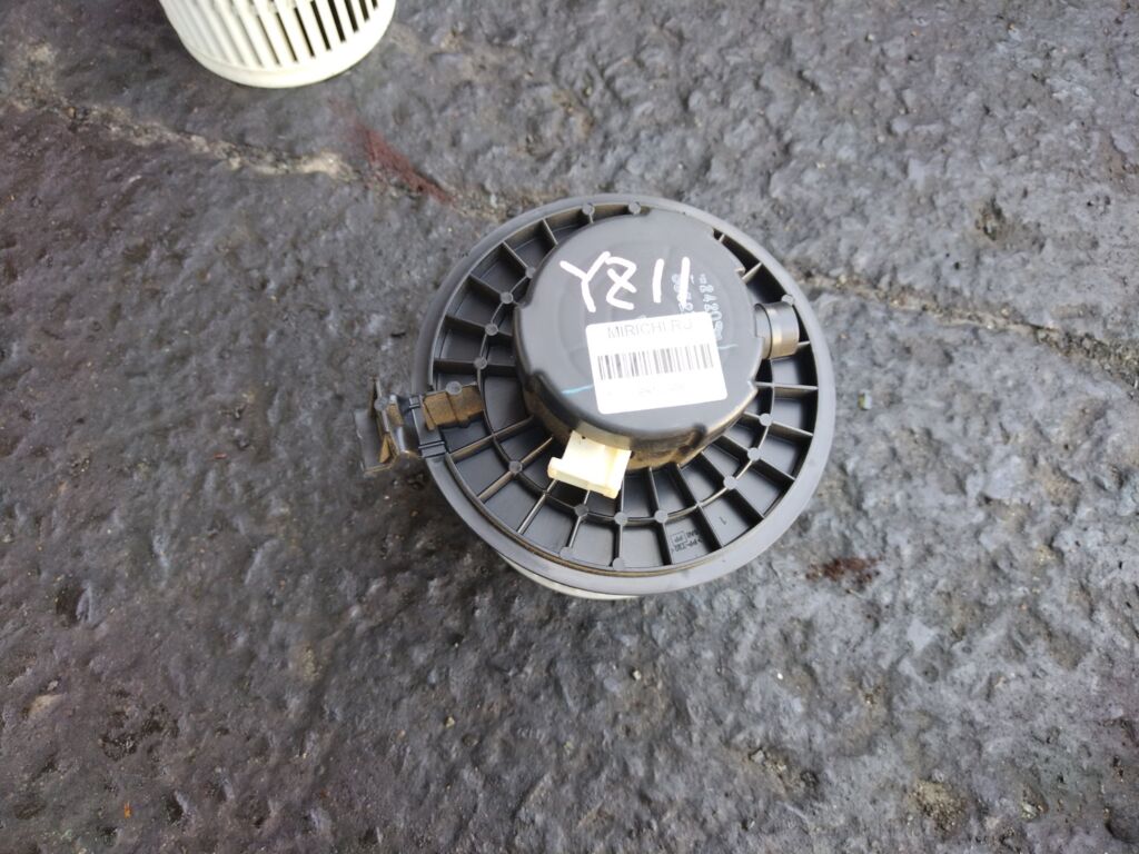 Мотор печки на Nissan Cube YZ11 27226 AX000