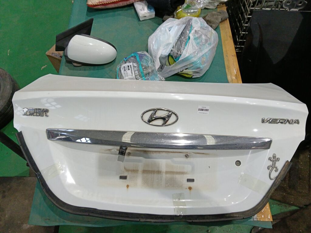 Крышка багажника на Hyundai Solaris RB