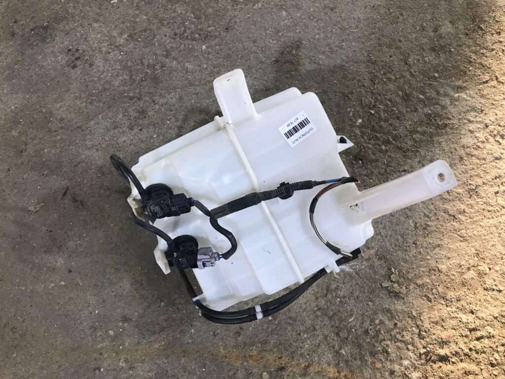 Бачок омывателя на Toyota Prius ZVW30