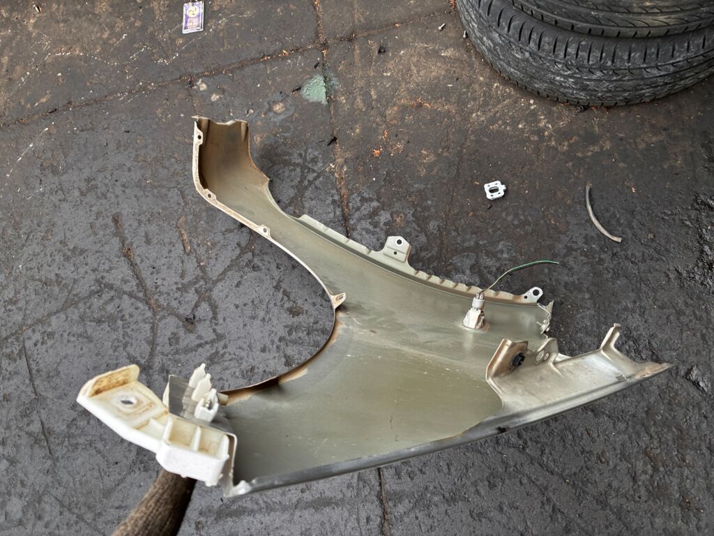 Крыло переднее на Mitsubishi Colt Z21A MN133355, Левое расположение