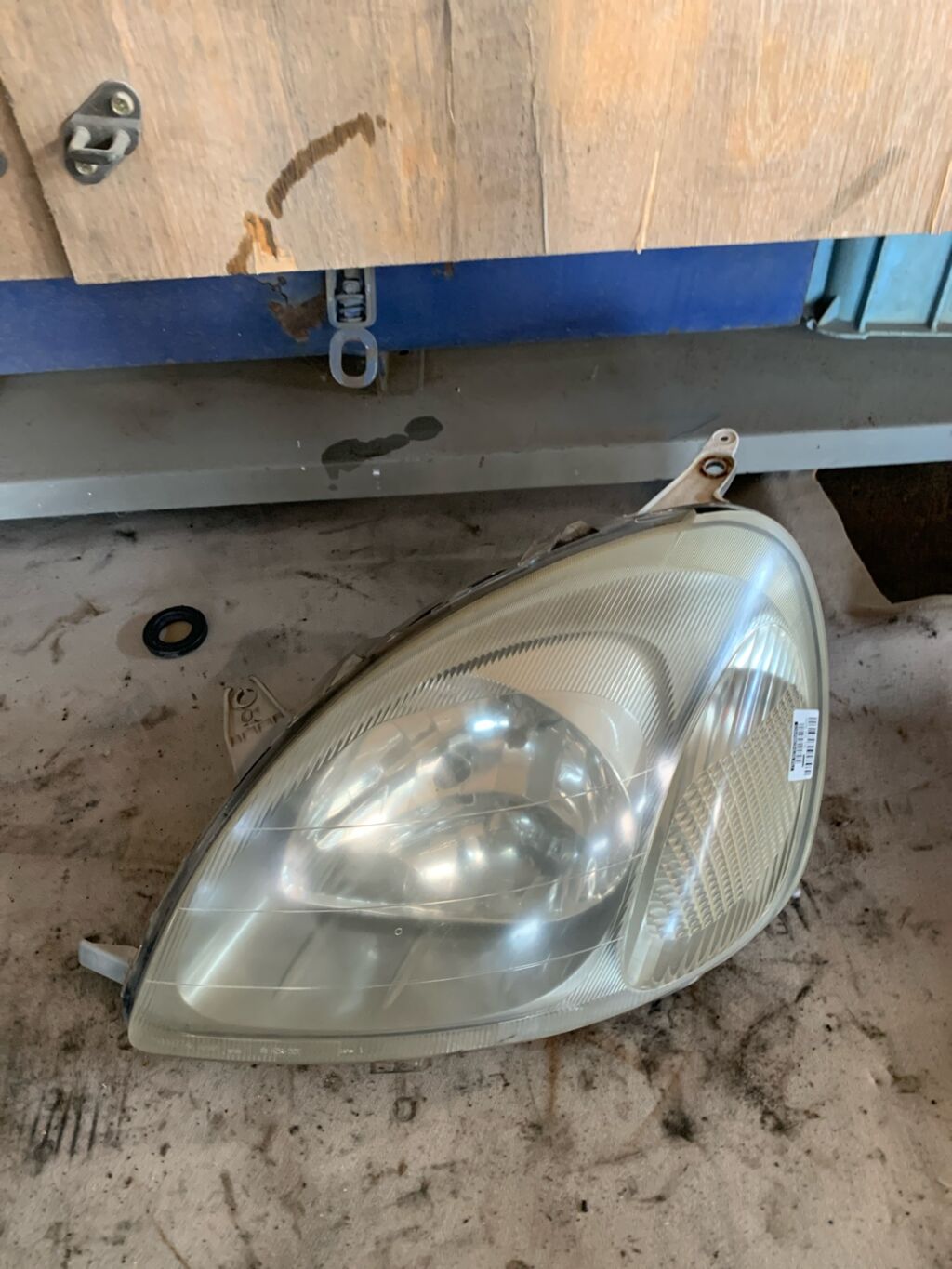 Фара на Toyota Vitz SCP10 52-001, Левое расположение