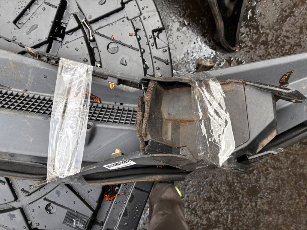 Решетка под лобовое стекло на Honda Fit GE6 74200-TF0-0000-50