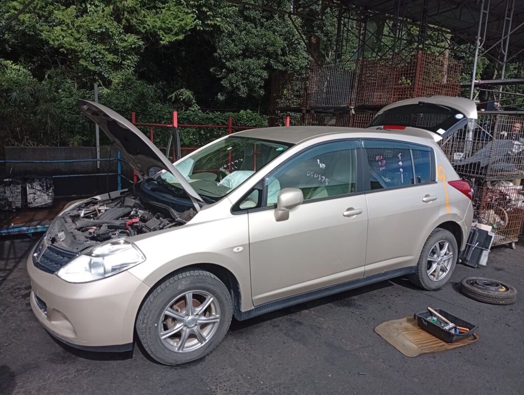 Шторка багажника на Nissan Tiida C11 79910-ED00A