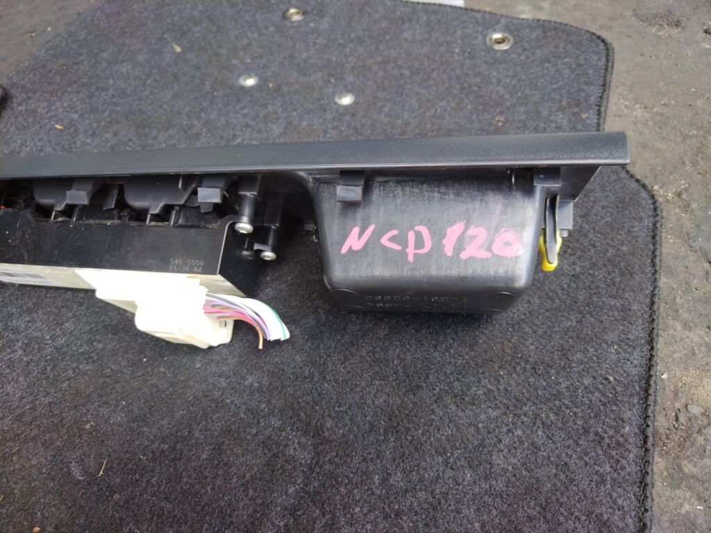 Блок упр-я стеклоподъемниками на Toyota Ractis NCP120 84820-52430, Переднее Правое расположение