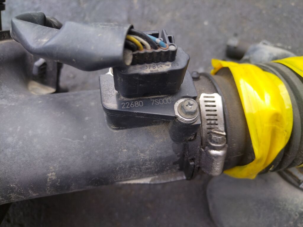 Корпус воздушного фильтра на Nissan Fuga Y50 VQ25DE